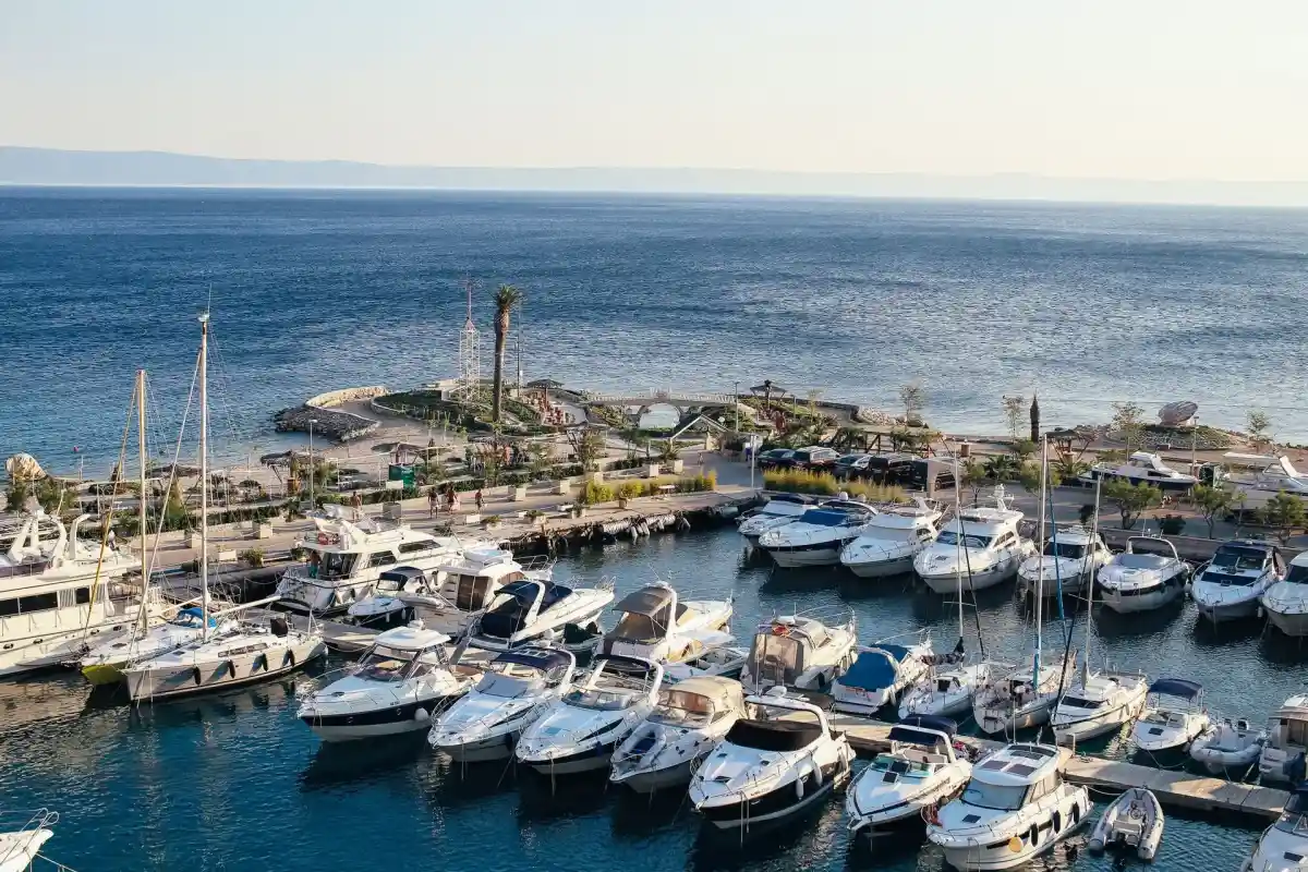 Yacht amarré dans une marina privée et protégée