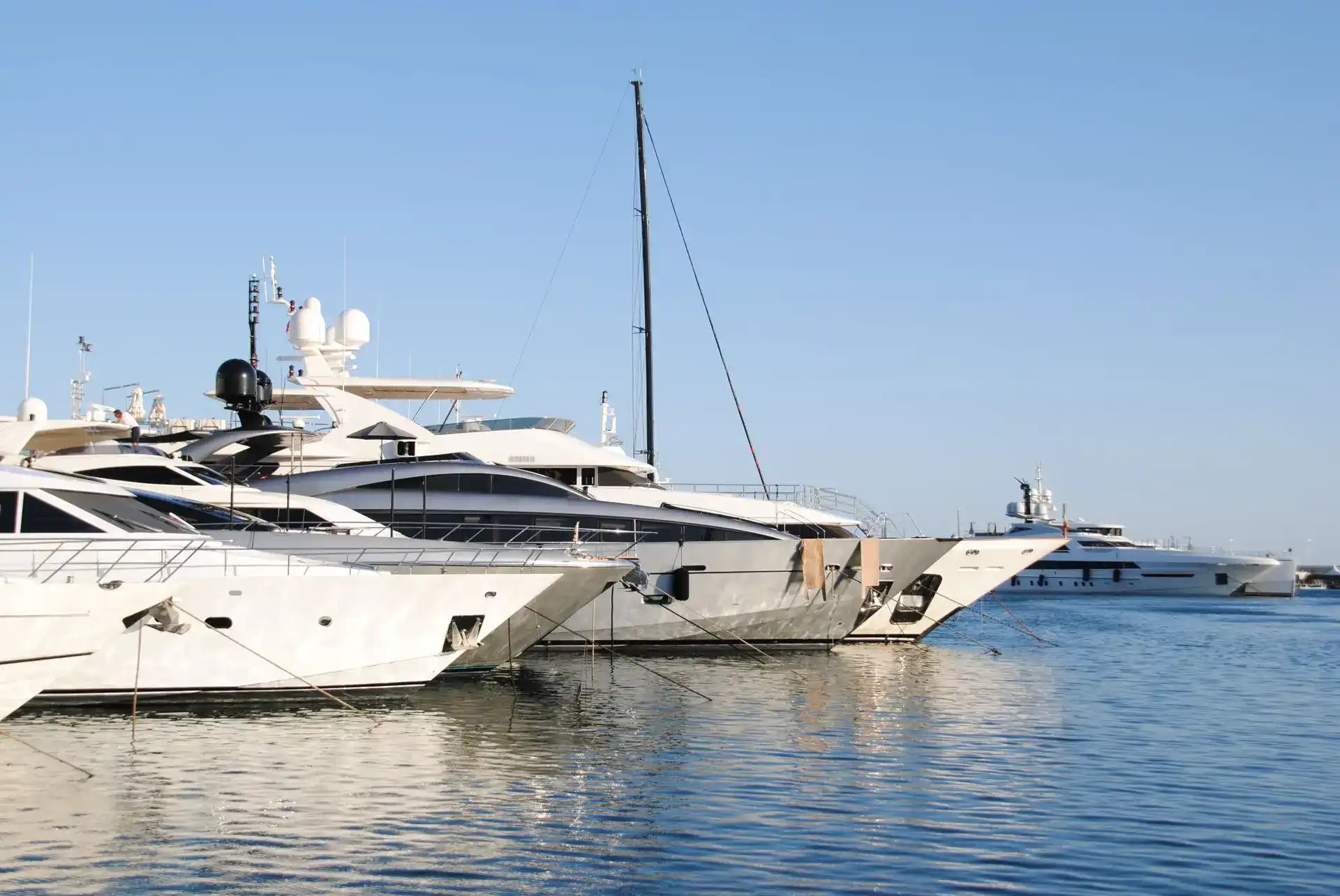 Yacht dans une marina de Ligurie en Italie