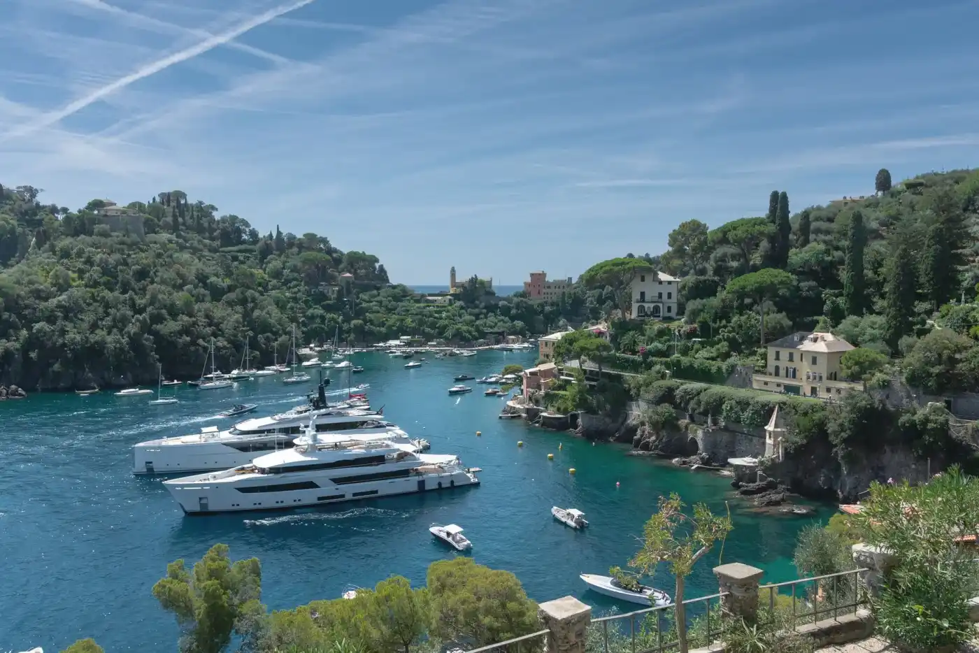 Yacht amarré dans une marina de l’Adriatique