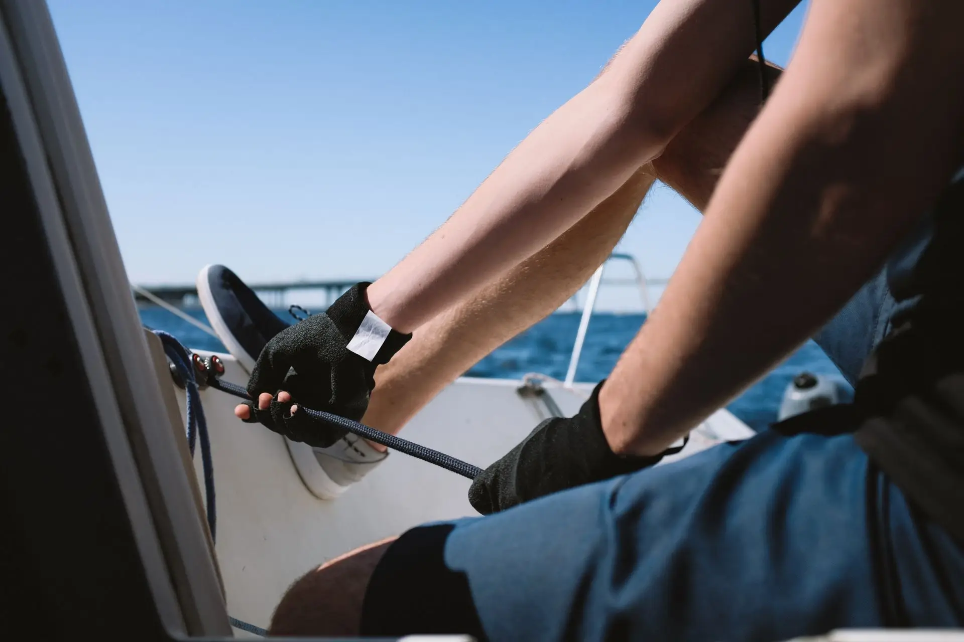 Technicien de maintenance intervenant sur un yacht au port