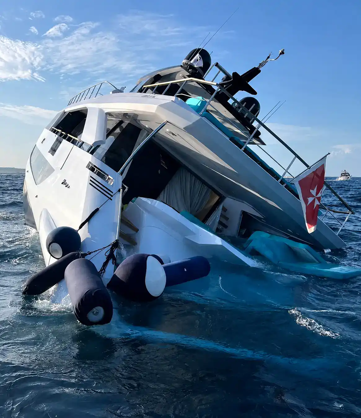 Yacht partiellement immergé après un naufrage en Méditerranée