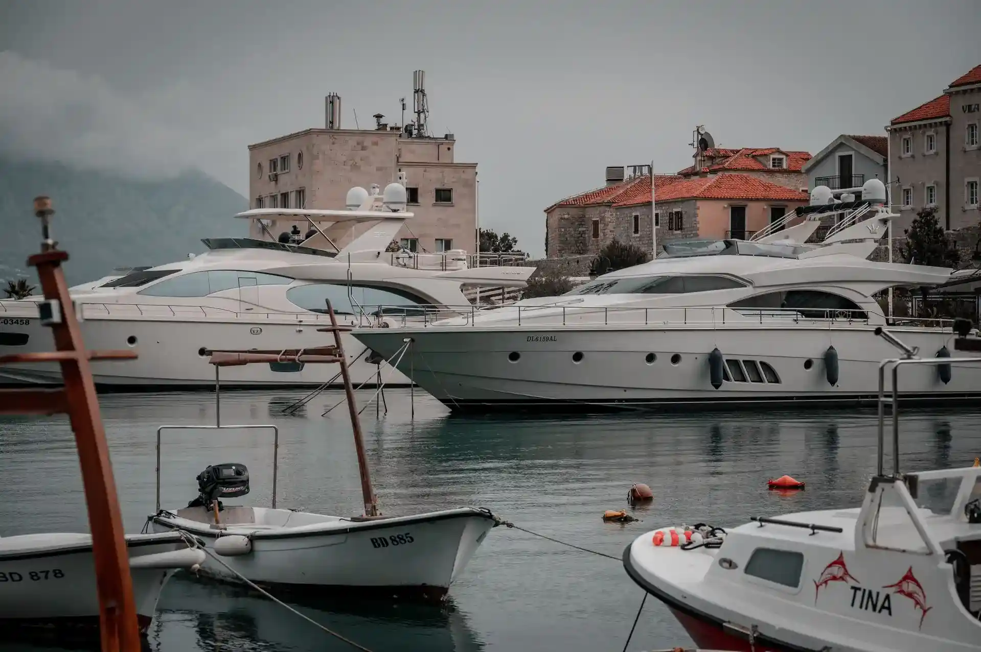 Yacht dans une marina de la façade Atlantique