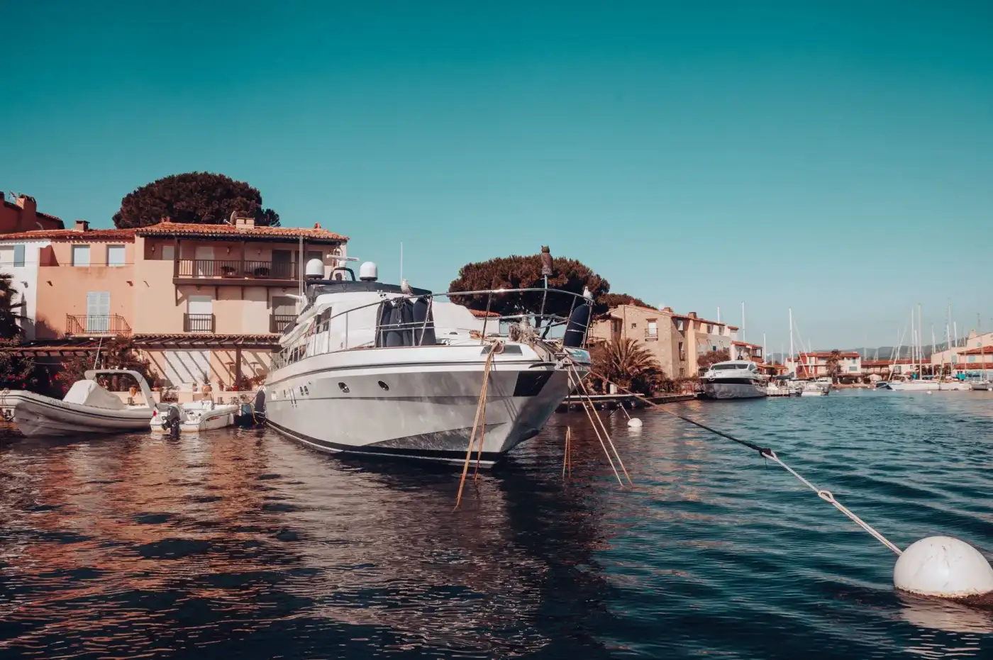 Yacht amarré dans une marina de l’Atlantique français