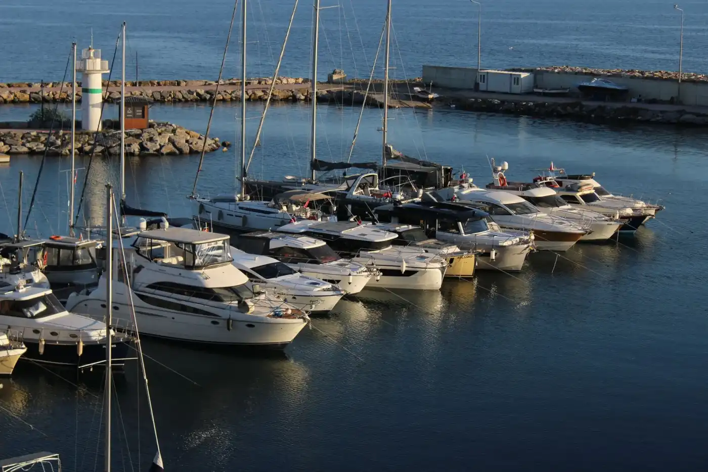 Marina méditerranéenne avec yachts à quai