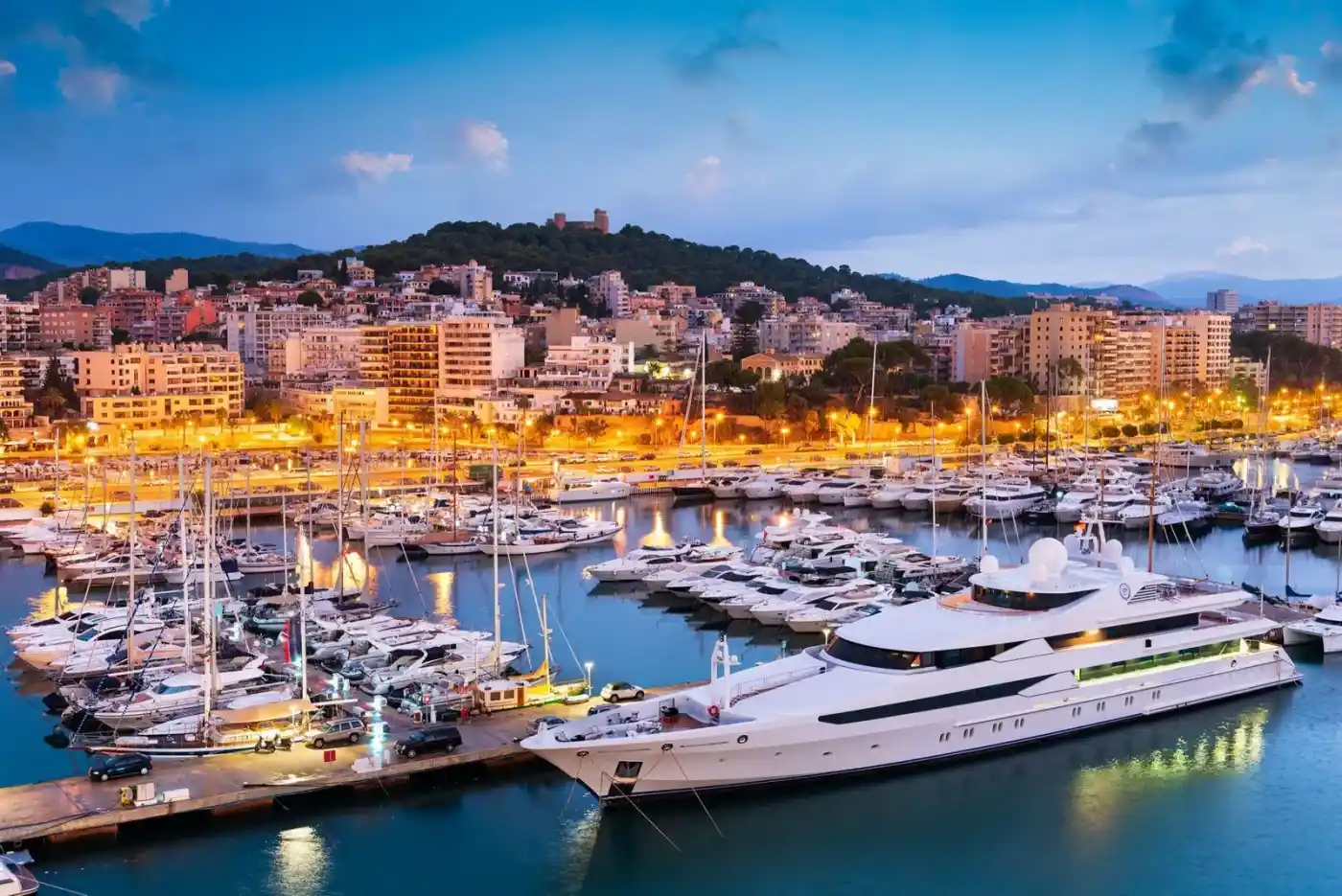 Yacht dans une marina des Baléares